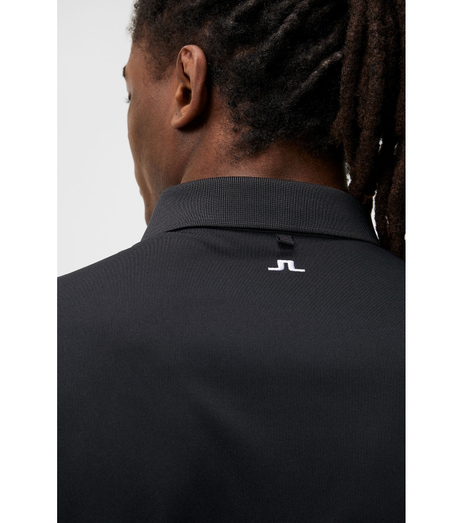 j. lindeberg j. lindeberg Tour Tech Reg Fit Golf Polo black GMJT06337 Black j. lindeberg fleeces en truien GMJT06337 licht grijs bij Leerentveldvrijetijd.nl