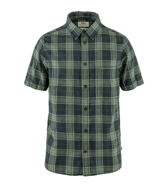 Fjällräven Fjällräven Ovik Travel Shirt SS M 555-614_dark navy-patina green F87039 555-614_Dark Navy-Patina Green Fjällräven fleeces en truien F87039 geen kleur bij Leerentveldvrijetijd.nl