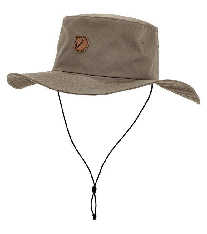 Fjällräven Fjällräven Hatfield Hat 244_suede brown F79258 244_Suede Brown Fjällräven kleding accessoires F79258 marine bij Leerentveldvrijetijd.nl